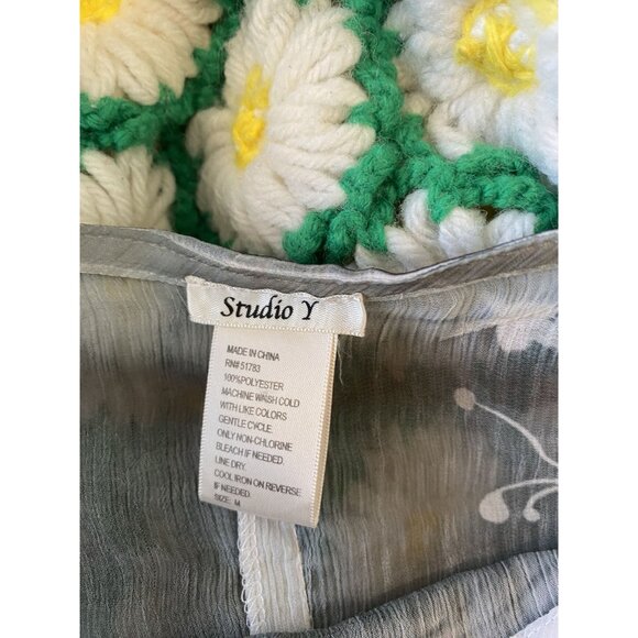 ⭐ 3/$15 Y2K Studio Y Medium Black Semi Sheer Floral Bat Wing Bubble Hem Blouse - Picture 6 of 6